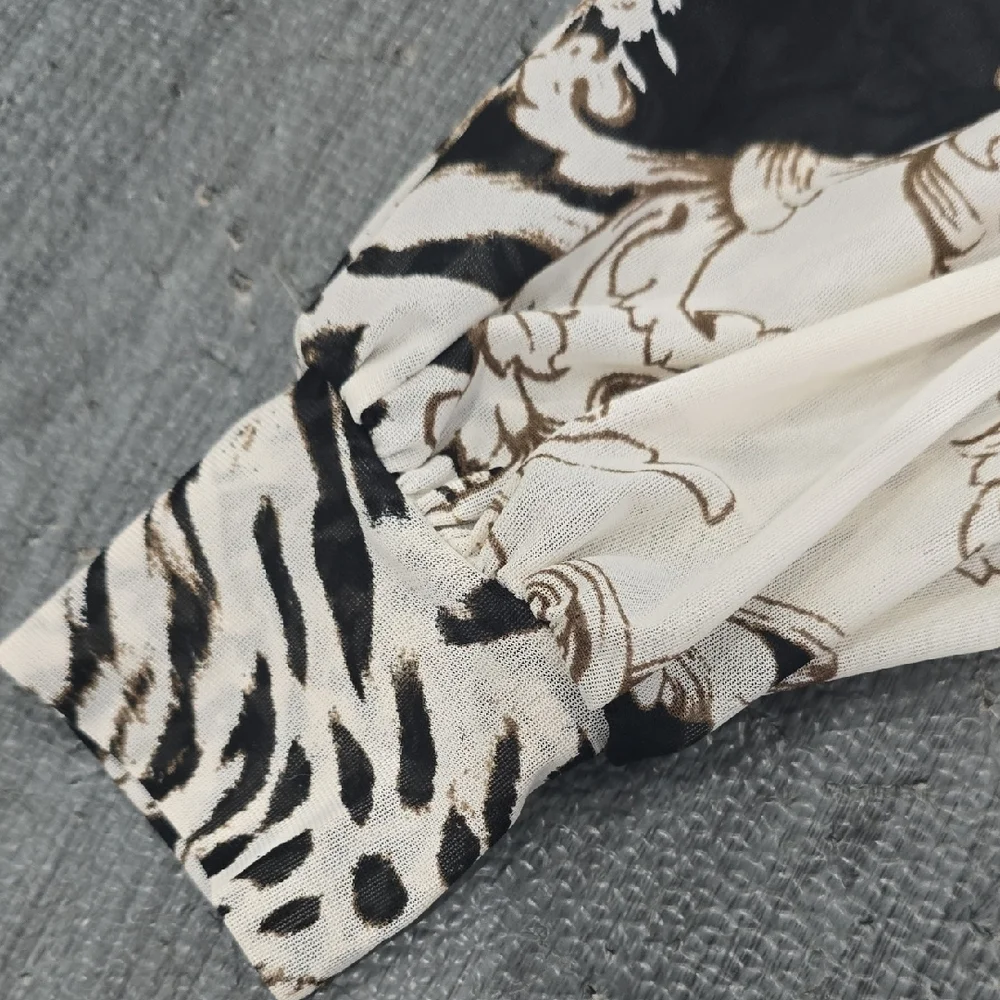 Chic Black and Cream Women's Blouse - Picture 5 of 6